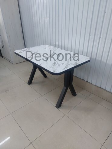 столик с зеркалом: Кухонный Стол, цвет - Черный, Новый