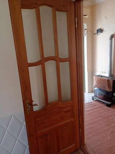 Döşəmə: Şüşəli panelləri olan taxta qapı, otaqlarda istifadə üçün uyğundur
