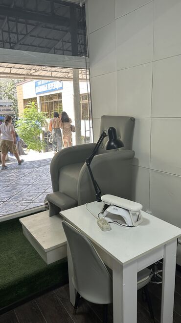 spa салон: Продается маникюрный стол + педикюрное кресло