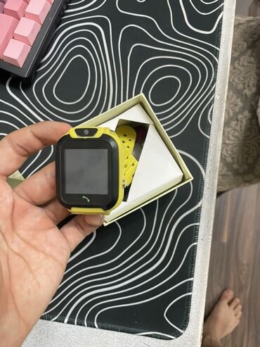 детские часы смарт: Детские умные часы с GPS-трекером и функцией телефона, выполненные в