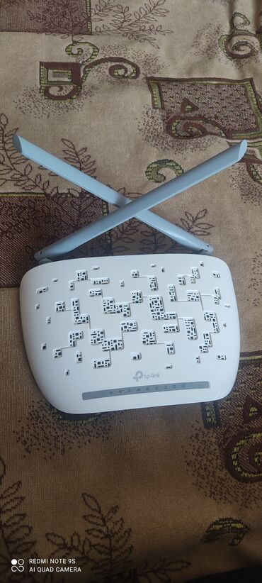 Modemlər və şəbəkə avadanlıqları: Ağ rəngdə, TP-Link markalı simsiz router. İdeal vəziyyətdədir üstündə