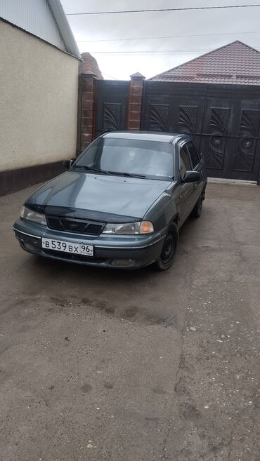 мотоцикл трехколесный: Автомобиль Daewoo Nexia в кузове седан, представленный в темно-зеленом