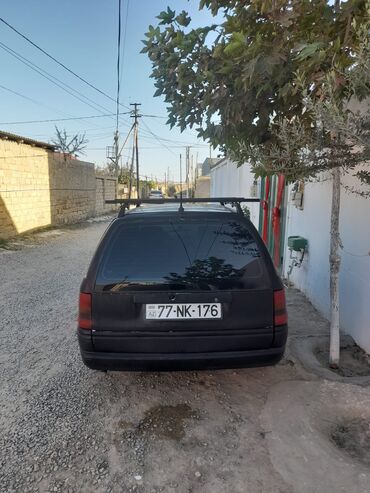 Opel: Opel Astra Caravan – universal kuzovlu, qara rəngdə. Əsas — 2