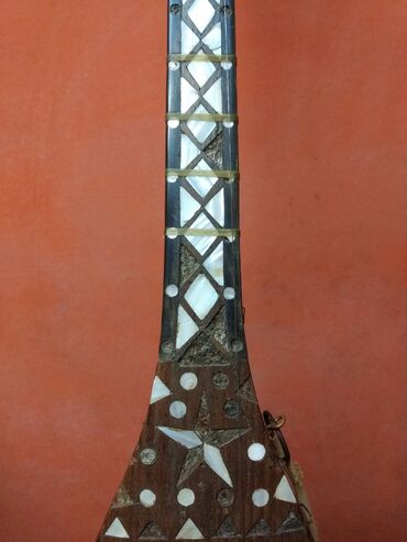 Saz: Saz. Qədimi. 1948 -ci il. Əl işi. Üstü təbii sədəflə işlənib. Bəzi — 8