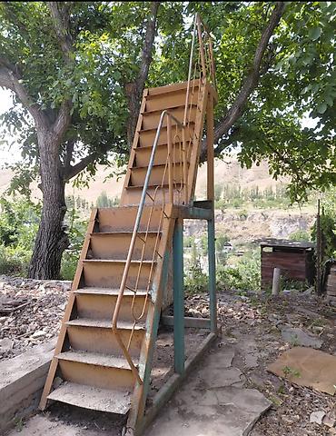 barn house: Металлическая лестница Наружные, Форма лестницы: Многомаршевая — 1