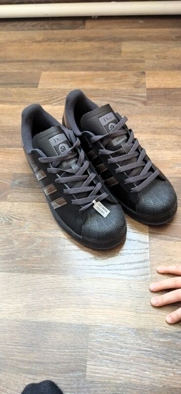 Кроссовки и спортивная обувь: Продаю кроссовки Adidas superstar x dime. Размер 40. Отличное