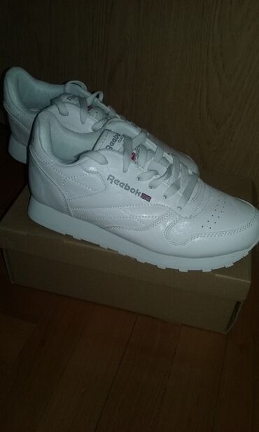 Lične stvari: Reebok 41 nove.
2700din.
Replika