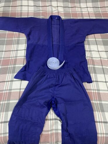 шапочку и очки для плавания: Комплект одежды для единоборств (кимоно/ги) синего цвета. На