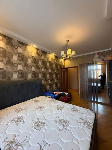 Uzunmüddətli kirayə mənzillər: Xaqlar metrosu yanınında mənzil kirayə verilir. Mərtəbə 16/14. Ümumi — 3