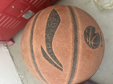 баскетбольный мячь: Мячик лининг оригинал 2 раза использывал