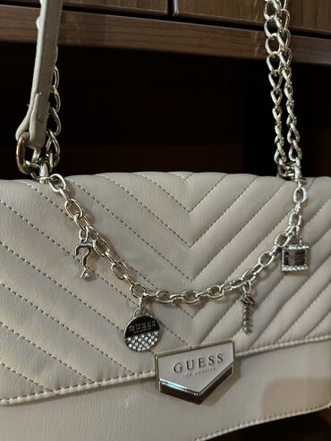 prada çanta: Guess markasına aid krem rəng - bej çanta. Çox səliqəli vəziyyətdədir