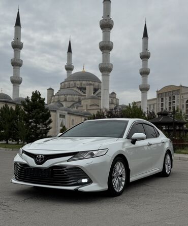 камера для шины: Белый седан Toyota Camry с хромированной решеткой радиатора и