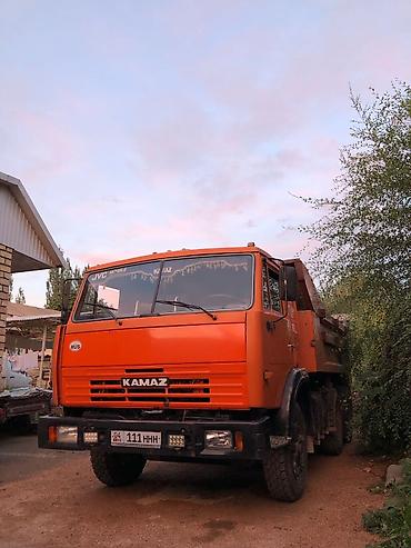 Самосвал КАМАЗ, оранжевый, колесная формула 6×4. Металлический кузов с