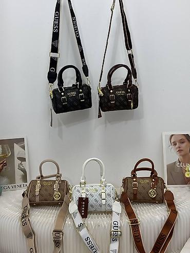 Aksesuarlar: Guess mini barrel çanta - Model: Guess EST.1981 loqolu mini — 3