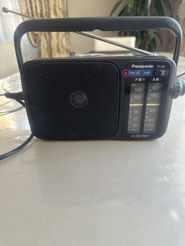 səsgucləndirici: Panasonic RF-2400. Orginal radio. Normal işləyir. Amma batareya olan