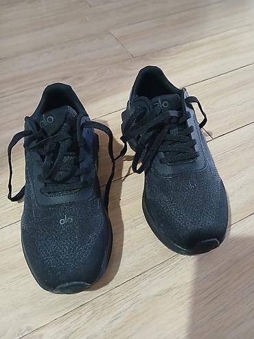 Кроссовки Alo Runner 37 размер. одевала 1 раз.как новые .мне большие