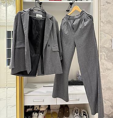 Dəstlər, kostyumlar: İkihissəli qadın kostyumu – sirkə zolaqlı (pinstripe) boz rəng Brend — 1