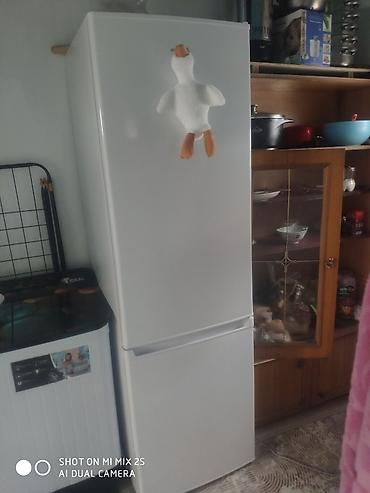 mini refrigerator: Двухкамерный холодильник белого цвета с нижней морозильной камерой — 3