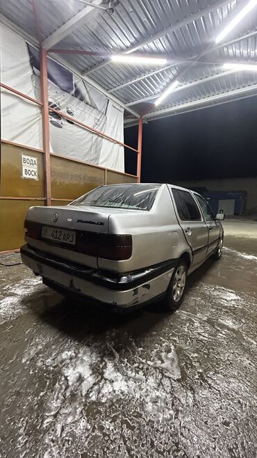 продаю камаз с прицепом: Volkswagen Vento: 1993 г., 1.8 л, Механика, Бензин, Седан