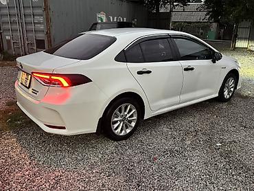 Toyota: Toyota Corolla: 2022 г., 1.8 л, Вариатор, Гибрид, Седан — 2