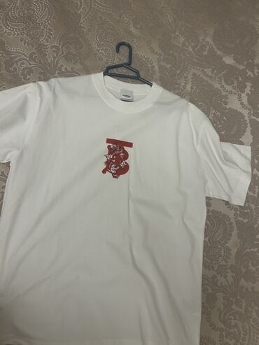 b köynəyi var: Мужская футболка, Burberry, L (EU 40), цвет - Белый
