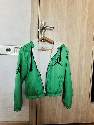 polis idman geyimi: Yüngül qışlıq/keçid fəsli kapüşonlu jaket - Rəng: Yaşıl - Ön hissə — 1