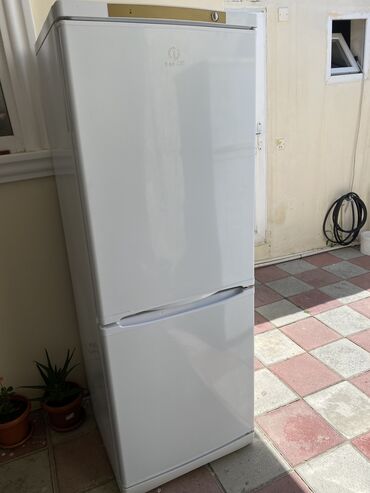 indezit: Б/у 2 двери Indesit Холодильник Продажа, цвет - Белый, С колесиками