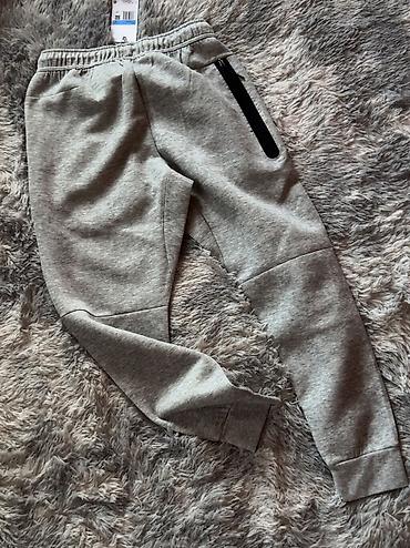 батник серый мужской: Мужские брюки, M, Nike, Новый, цвет - Серый, Самовывоз, Платная доставка — 1