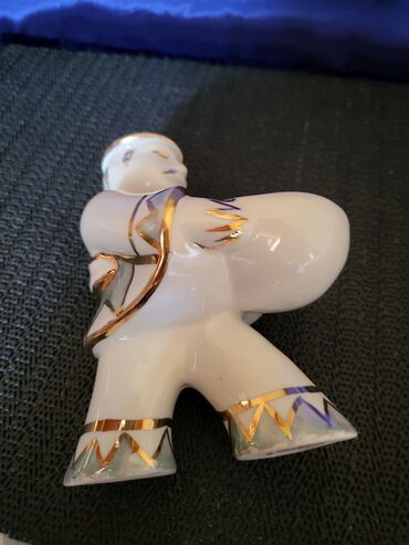 Figure: Figura,ili drzac nov za jaje cuvarkucu,Zajecar porcelan,rucno — 11