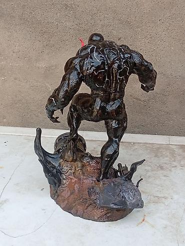 комик: Фигурка Венома (комиксы Marvel) на диорамном основании - Материал — 3