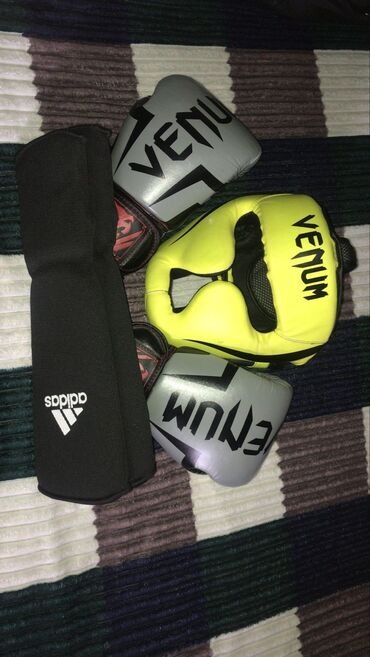 Əlcəklər: Adidas brendinə məxsus qara rəngdə baldır qoruyucusu və iki ədəd Venum