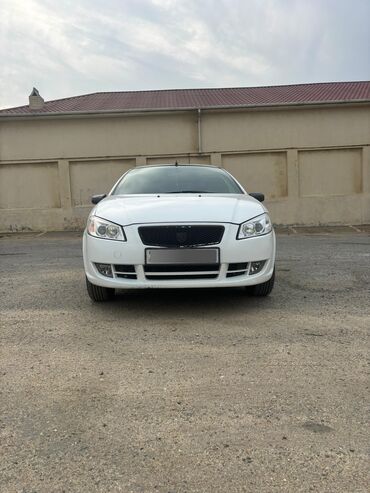 запчасти тойота прадо 120: Ağ rəngli sedan avtomobil Xüsusiyyətlər: - Kuzov: 4 qapılı sedan, ağ