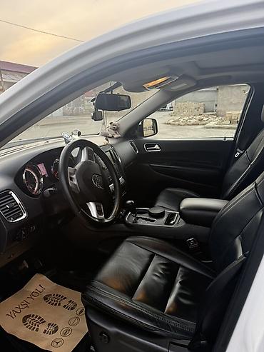 Dodge: Dodge Durango – ağ rəngli, 7 yerlik geniş SUV. Mühərrik və — 5