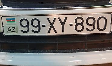 qəzalı avto: 99-XY-890 dövlət qeydiyyat nişanı. Azərbaycan standartına uyğun — 1