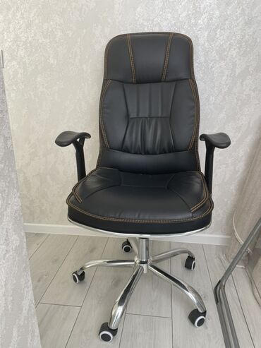 Ofis oturacaqları: Erqonomik ofis kreslosu - Rəng: qara, kontrast qəhvəyi tikiş