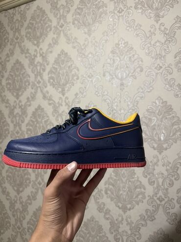 черные форсы: Кроссовки Nike Air Force 1 с контрастной расцветкой. Верх выполнен из