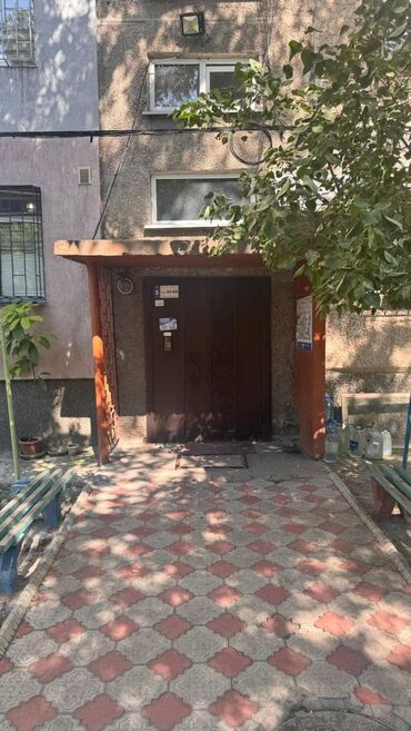 как купить квартиру в ипотеку в бишкеке: 1 бөлмө, 32 кв. м, 104-серия, 2 кабат, Эски ремонт