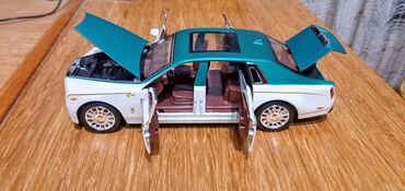 Igračke: Nov metalni model automobila Rols Rojs Fantom. Pale mu se prednja i — 14