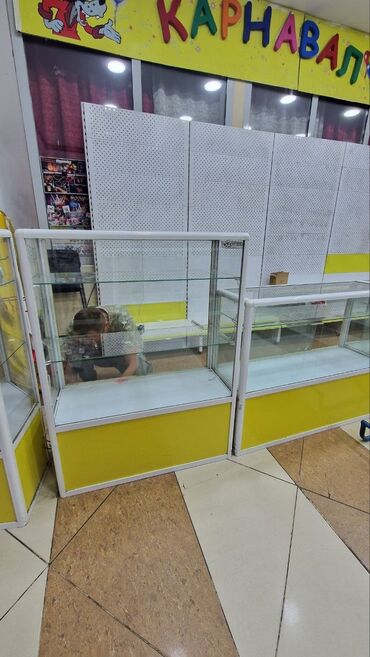 Витрины: Несколько торговых витрин жёлтого цвета с прозрачными стеклянными — 7