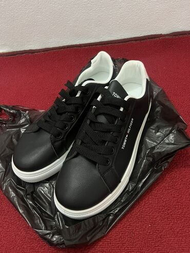 кроссовки найк аир форс: Кроссовкалар, 43, Tommy Hilfiger, Жаңы, түсү - Кара, Өзү алып кетүү, Акысыз жеткирүү, Акылуу жеткирүү