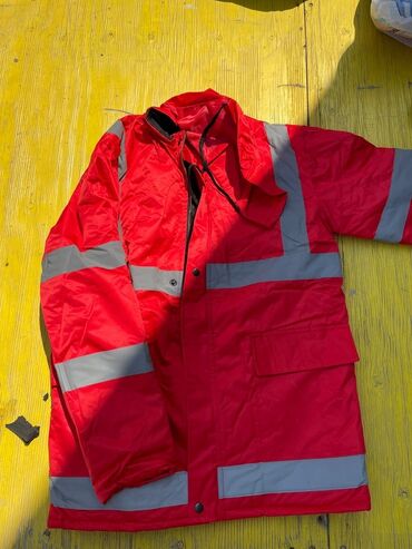 Botinkalar: Qara rəngdə uniseks təhlükəsizlik botları iş mühitində ayaqları — 5