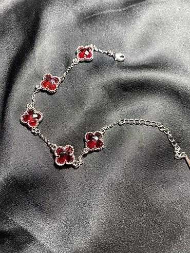 Aksesuarlar: Gümüş rəngli zəncirlə hazırlanmış zərif qolbaq. Dizaynında beş ədəd — 1