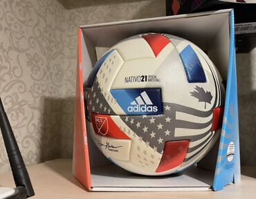Əlcəklər: Nativo 21 rəsmi oyun futbol topu, ağ, qırmızı, mavi və boz rənglərdə
