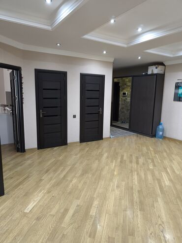 Uzunmüddətli kirayə mənzillər: Geniş və işıqlı mənzil Satilir - Planlama: geniş dəhliz, böyük yataq — 8