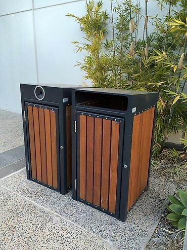 Мусорные урны: Уличная урна для мусора с деревянной отделкой в металлическом каркасе — 4