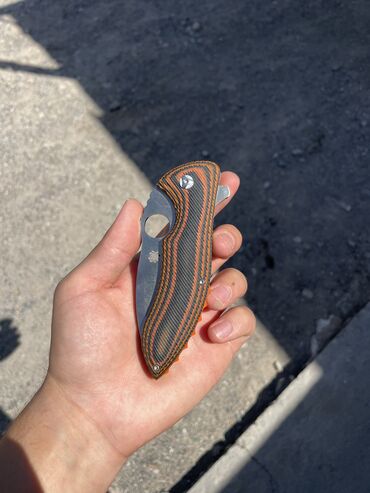 сувенирный меч: Продам туристический нож spyderco с коробкой новый