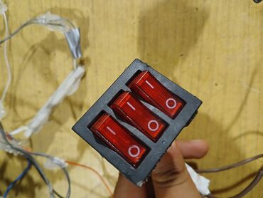 Lampalar: Üç qırmızı rokker açarı olan bu panel quraşdırılan modul elektrik