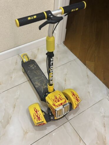 Nərdlər: Uşaqlar üçün hazırlanmış bu skuter, iki arxa təkərli və qabaq təkərli