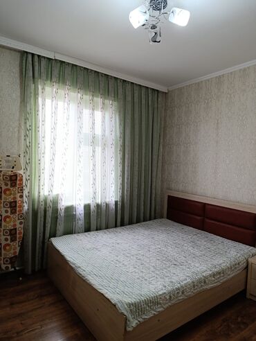 кровать продаю: Представляем двуспальную кровать с коричневым изголовьем. Кровать