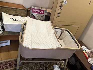 bed sheets: Детская приставная кроватка, Б/у, Без колесиков, цвет - Бежевый — 2
